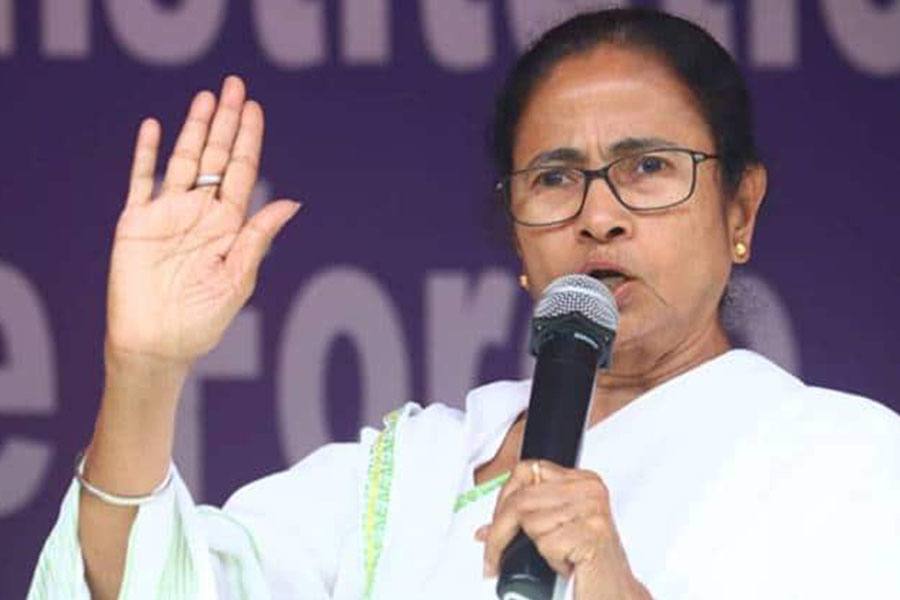 மம்தா பேனர்ஜி வாழ்க்கை வரலாற்று டிரைலரை இணையத்தளத்தில் இருந்து நீக்க தேர்தல் ஆணையம் உத்தரவு!