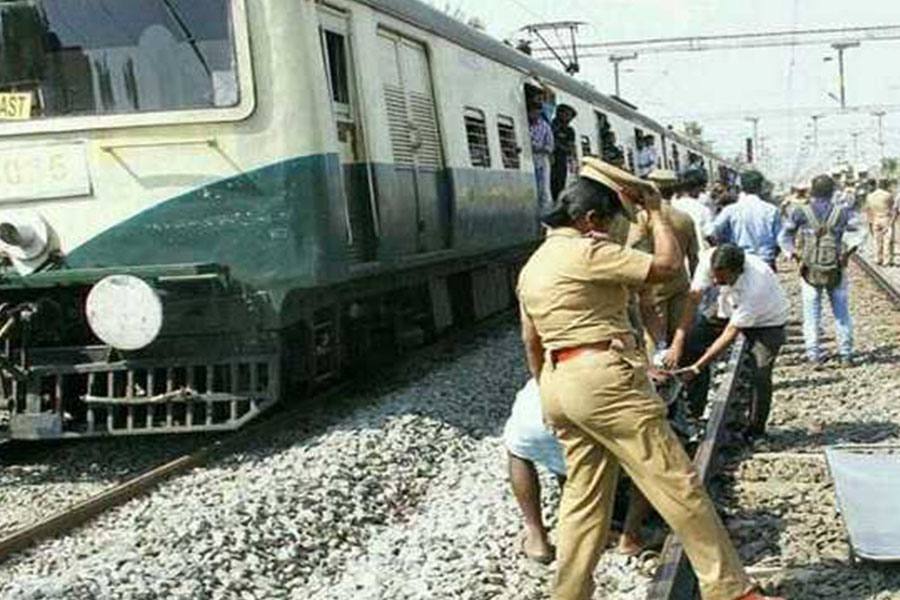 சென்னையில் ரயில் மோதி  ஐ.டி. பெண் ஊழியர் உயிரிழப்பு!