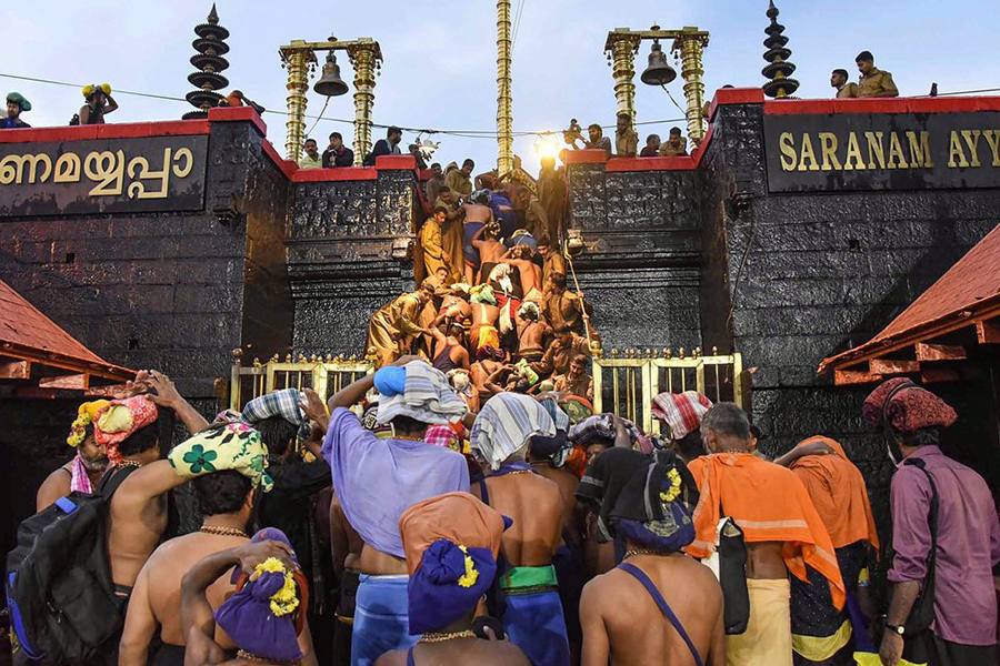 சபரிமலைக்கு செல்ல முயன்ற 2 பெண்களை தடுத்து நிறுத்தம் திரும்ப அனுப்பியது கேரள போலீஸ்! 