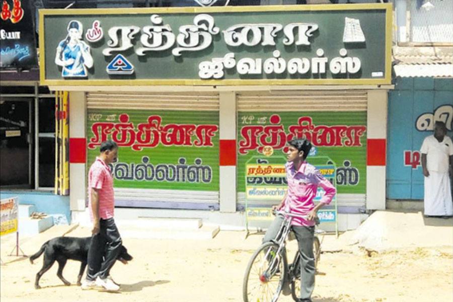 விக்கிரமசிங்கபுரத்தில் துணிகரம்: நகைக்கடையில் ரூ.30 லட்சம் தங்கம் வெள்ளி கொள்ளை