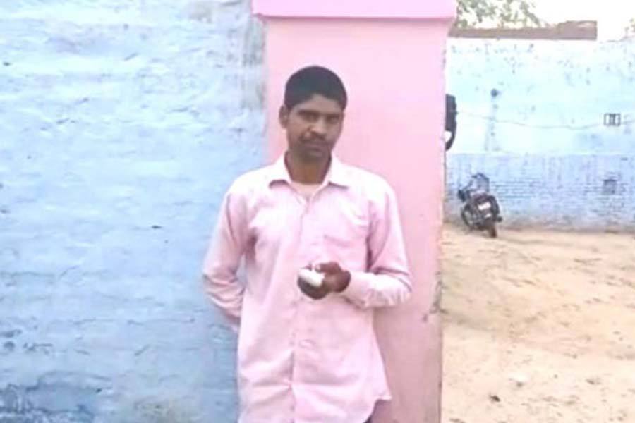 பாஜகவுக்கு தவறுதலாக வாக்களித்து விட்டதால், தனது விரலைவெட்டிக்கொண்ட இளைஞர்!