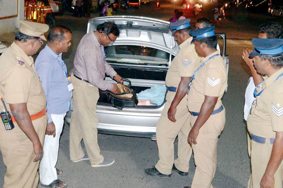 சேலம், வாகன சோதனை, ரூ.3 லட்சம் மதிப்புள்ள 250 சேலைகள் பறிமுதல்!