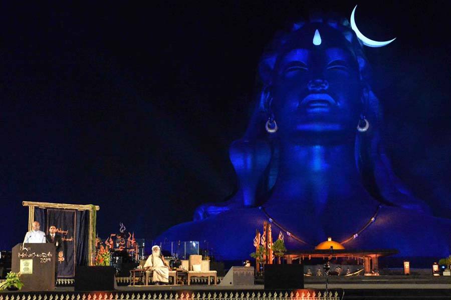 சிவராத்திரி நிகழ்ச்சியை முன்னிட்டு, கோவை ஈஷா மையத்தில் விடிய விடிய நடந்த விழாவை குடியரசுத் தலைவர் தொடங்கி வைத்தார்