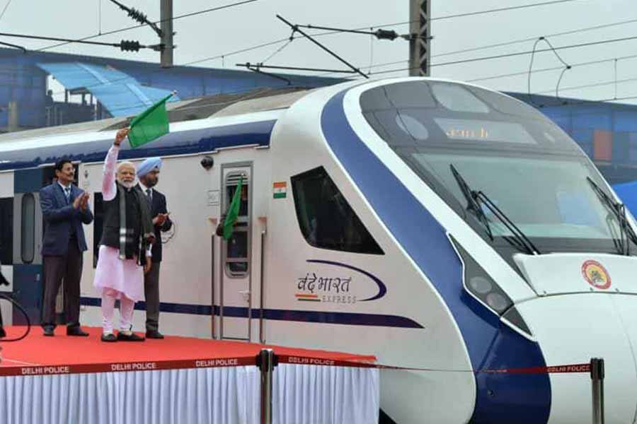 வந்தேபாரத் அதிவேக விரைவு ரயிலை பிரதமர் மோடி கொடியசைத்து தொடங்கி வைத்தார்!