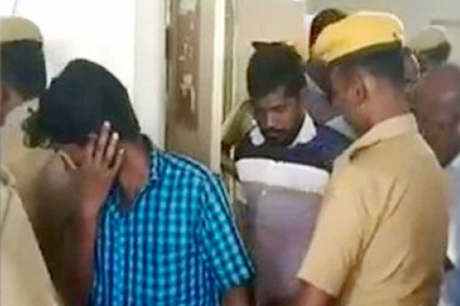 பள்ளி மாணவிகளை பாலியல் தொழிலில் தள்ளிய பாதிரியாருக்கு 30 ஆண்டுகள் சிறைதண்டனை!