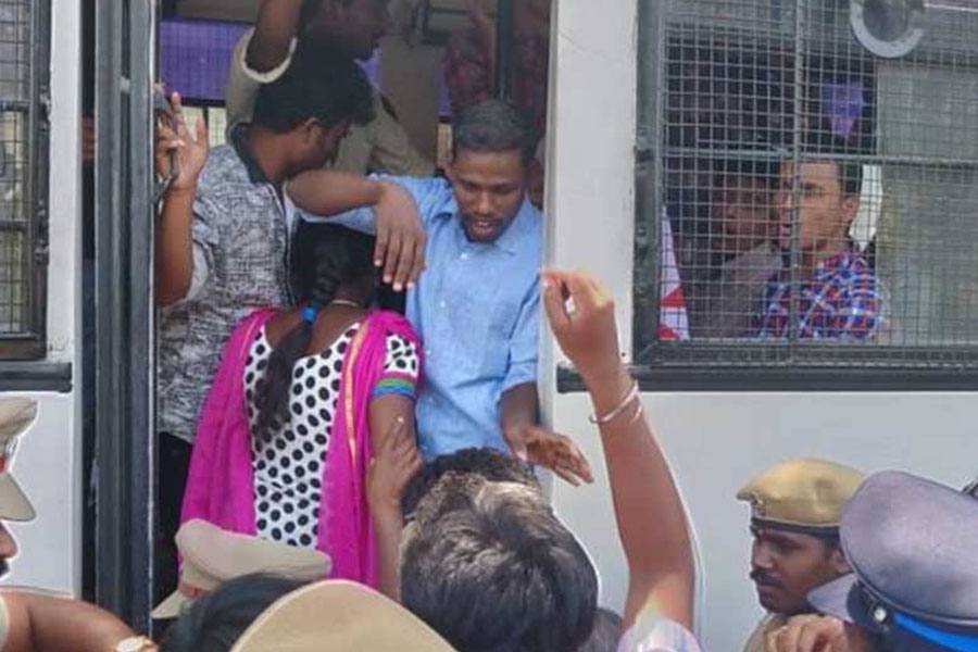 பொள்ளாச்சி பயங்கரம்: போராட்டத்தில் களமிறங்கிய மாணவர்கள்!
