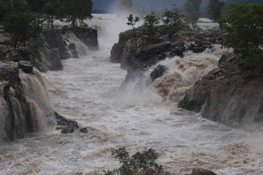 ஒகேனக்கல் அருவியில் ஏற்பட்டுள்ள வெள்ளப்பெருக்கின் காரணமாக பாதுகாப்பு ஏற்பாடுகள் சேதம்!