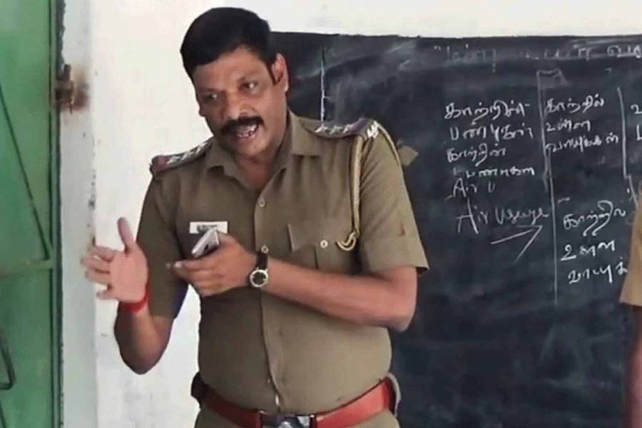 போராட்டம் நடத்திய மாணவர்களை சமரசம் செய்து ஆசிரியராக மாறிய போலீஸ் இன்ஸ்பெக்டர், குவியும் பாராட்டு!