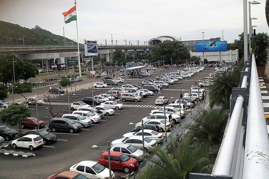 சென்னை விமான நிலைய பார்க்கிங் பகுதியில் நிறுத்தப்பட்ட காரில் வந்த சத்தத்தால் பரபரப்பு!