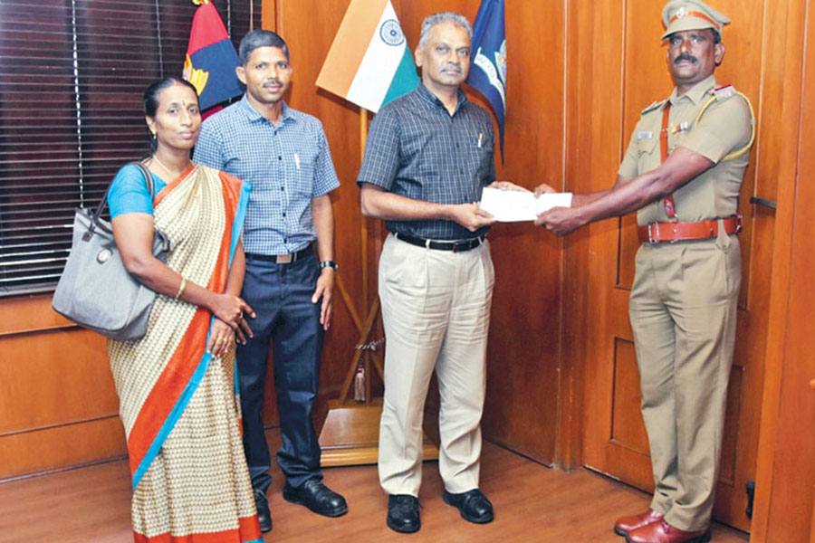 ரெயிலில் தொங்கியபடி உயிருக்கு போராடிய பெண்ணை தக்க சமயத்தில் காப்பாற்றிய சப்-இன்ஸ்பெக்டர்!