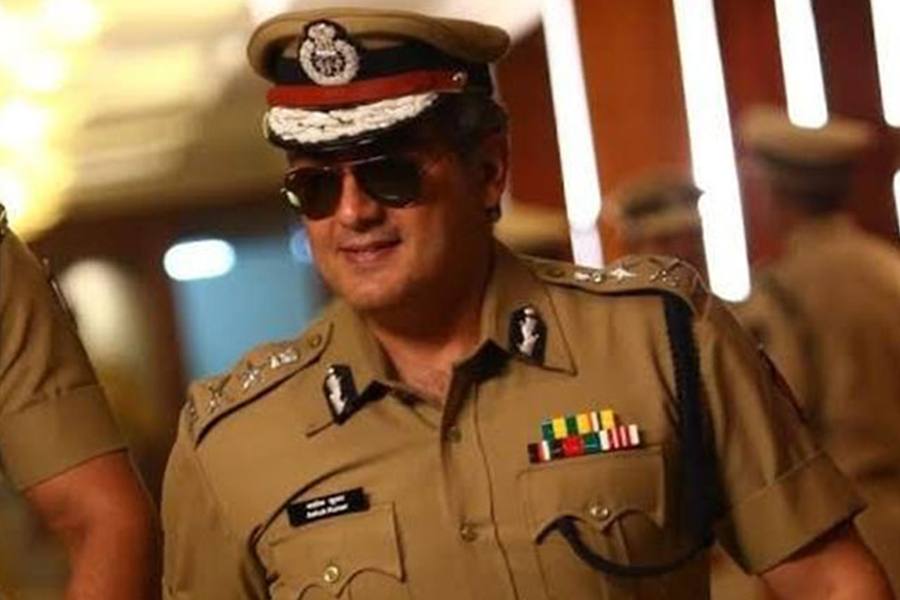 புதிய படத்தில் போலீஸ் அதிகாரியாக அஜித்?. வைரல் ஆகும் புகைப்படம்!