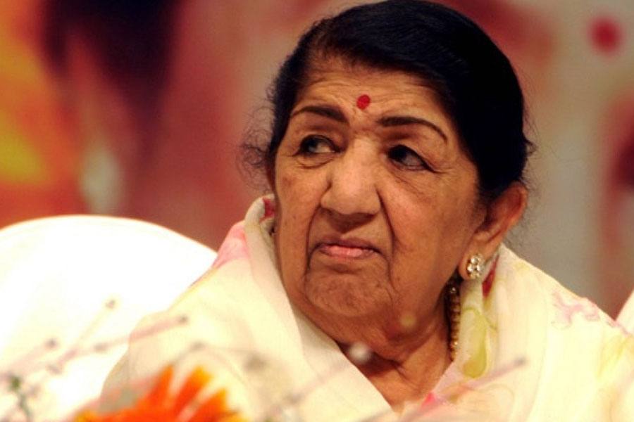 ஓய்வு குறித்து எந்த எண்ணமும் உங்கள் மனதில் வர வேண்டாம் என பிரபல பாடகி லதா மங்கேஷ்கர் எம்.எஸ் தோணியிடம் ட்விட்டர் மூலம் கேட்டு  கொண்டு உள்ளார்!