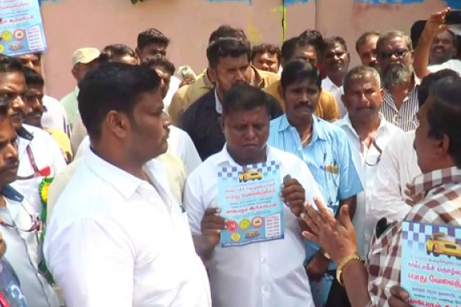 சென்னையில் 30 ஆயிரம் கால் டாக்சி ஓட்டுநர்கள் வேலை நிறுத்தம்!  
