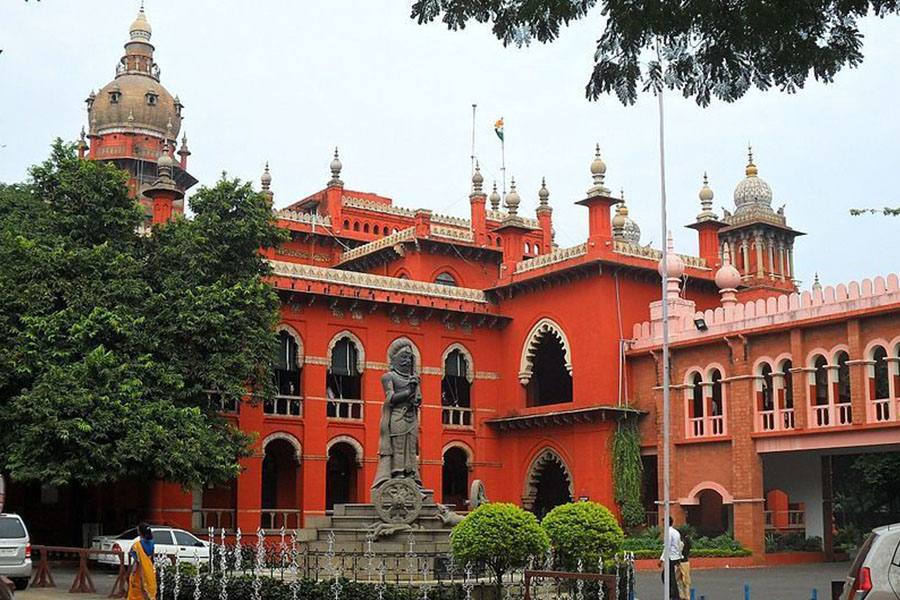 கடமை தவறிய 3 கல்வி அதிகாரிகளுக்கு சென்னை உயர் நீதிமன்றம் அபராதம் விதித்து தீர்ப்பு!