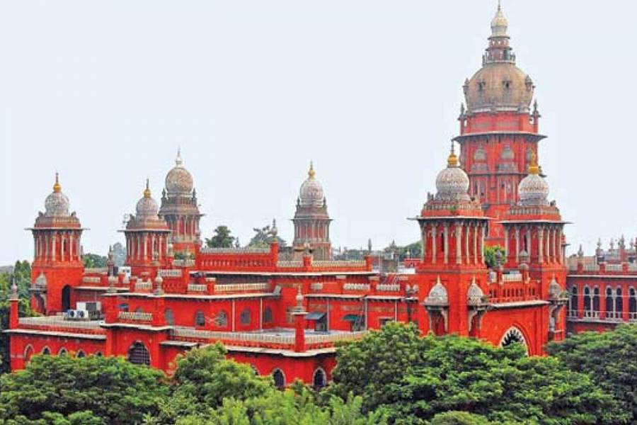 தமிழகம் முழுவதும் பொதுமக்களுக்கு இடையூறாக பேனர் வைக்க சென்னை உயர் நீதிமன்றம் தடை!
