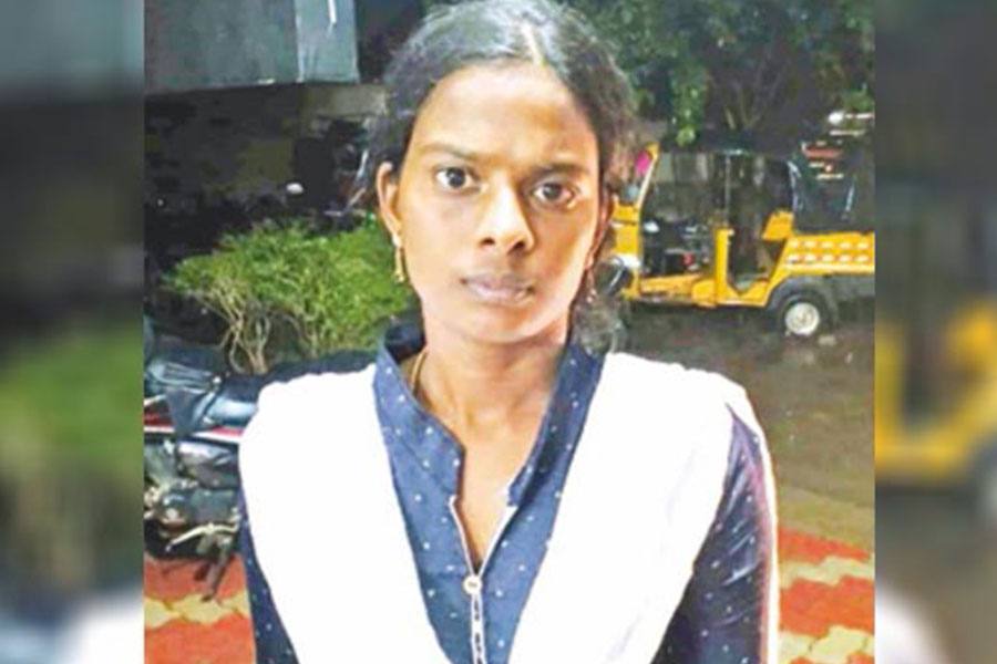 ‘டிக்-டாக்’ செயலி மூலம் பழக்கம் ஏற்பட்டு தோழியுடன் மாயமானதாக கூறப்பட்ட பெண், சிவகங்கை போலீசில் நேற்று மாலையில் திடீரென ஆஜர்!