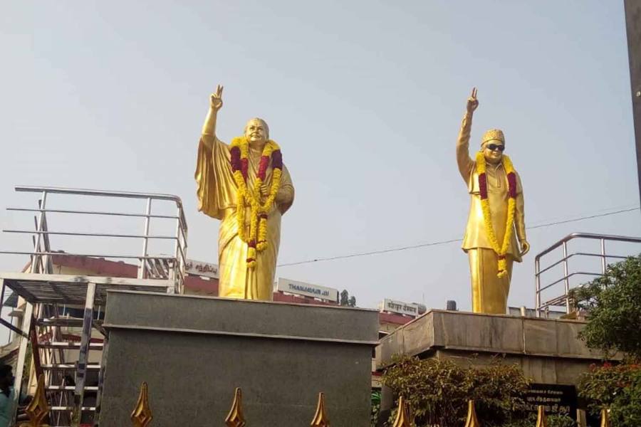 தஞ்சை ரயில் நிலையம் முன்பு இரவோடு இரவாக ஜெயலலிதா சிலை