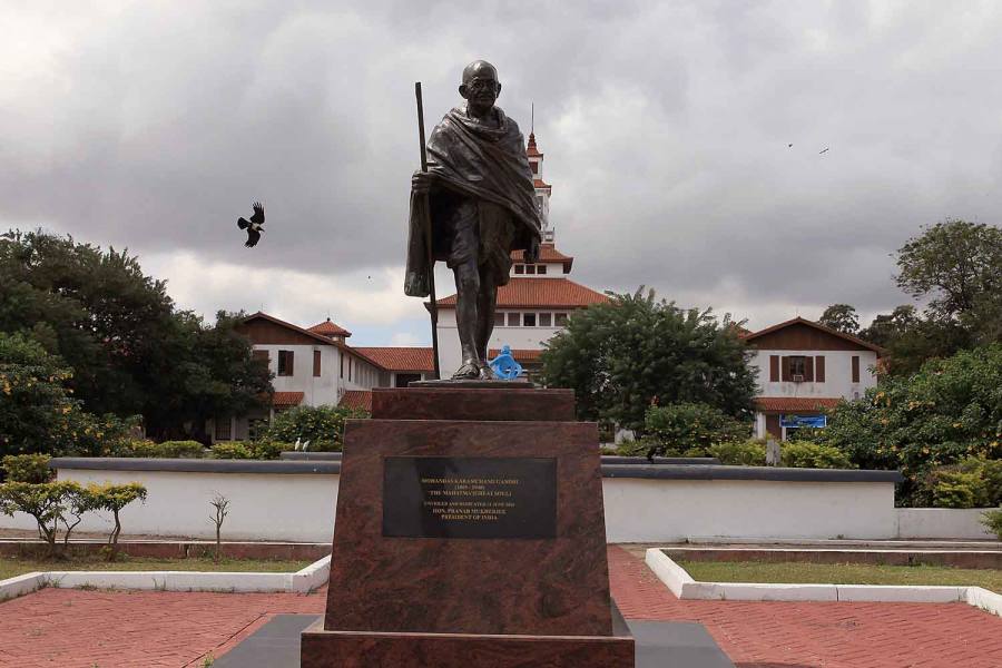 கானா நாட்டு பல்கலைக் கழகத்தில் பேராசிரியர்கள் எதிர்ப்பால் காந்தி சிலை அகற்றம்