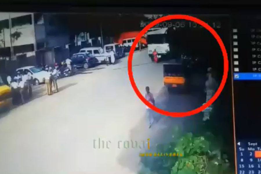 கோவையில் போலீஸ் வாகனம் மோதி பெண் பலி!