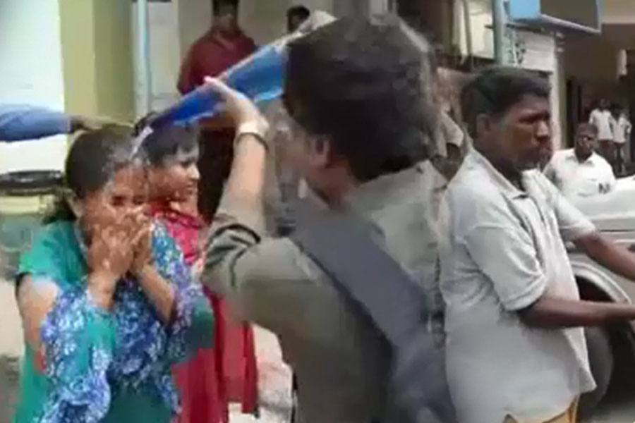 கோவையில், குடும்பத்துடன் தீக்குளிக்க முயன்ற கூலித்தொழிலாளியை காப்பாற்றிய பொதுமக்கள்!