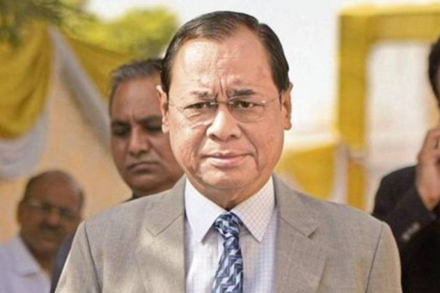 நாட்டின் தலைமை நீதிபதி மீது பாலியல் புகார்!