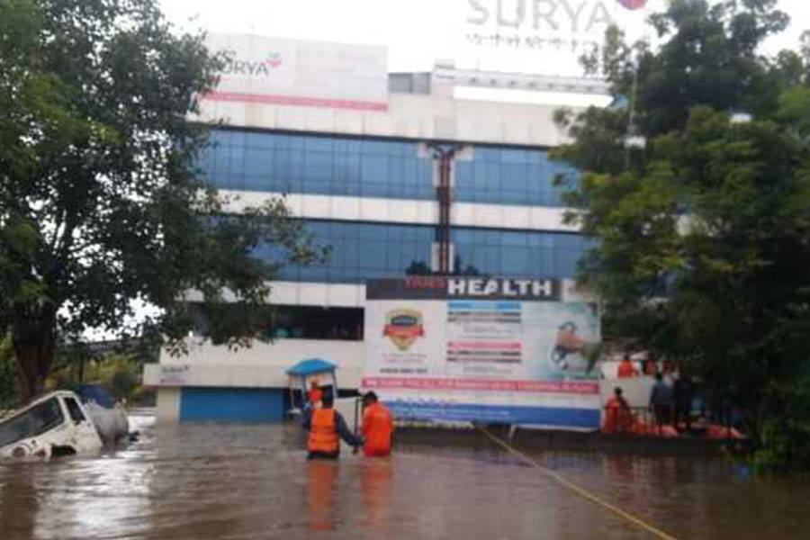 120 பச்சிளம் குழந்தைகளை மற்றும் தாய்மார்களை வெள்ளத்தில் இருந்து மீட்ட வீரர்கள்!