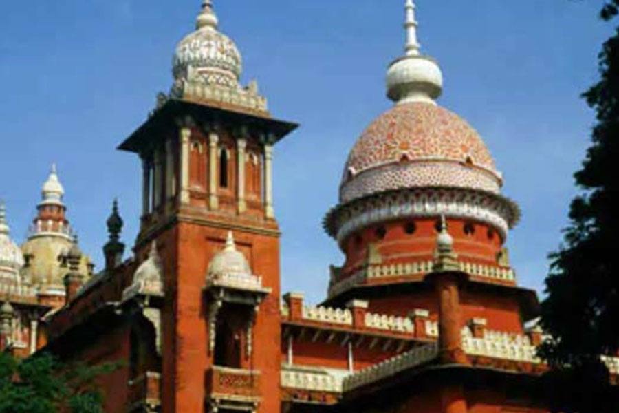 பேனர் வைக்க அனுமதி கோரி சென்னை ஐகோர்ட்டில் தமிழக அரசு மனு!