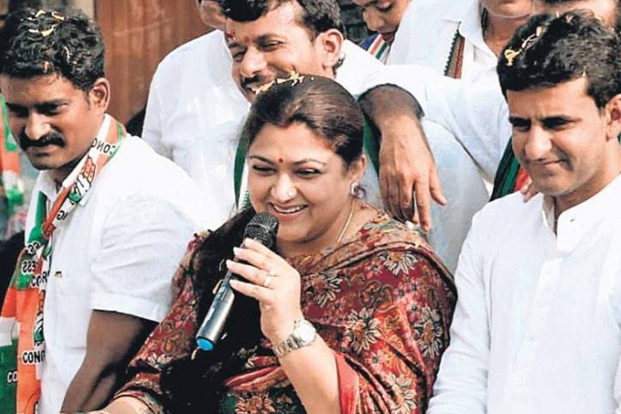 பெங்களூரு தொகுதியில், இளைஞரின் கன்னத்தில் ஓங்கி அறைந்த குஷ்பு! 