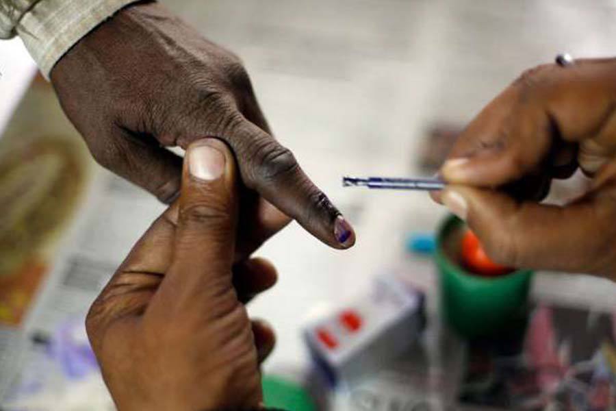 ஓட்டு போடுவதை வீடியோ எடுத்து பேஸ்புக்கில் வெளியிட்டதால் 4 பேர் மீது வழக்குப்பதிவு!
