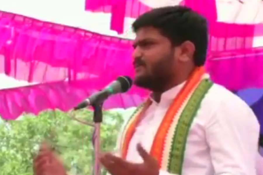 காங்கிரஸ் உறுப்பினர் ஹர்திக் படேலை கன்னத்தில் அறைந்ததால் பரபரப்பு!