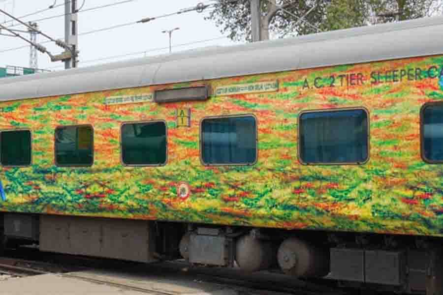 சிக்னலுக்கு காத்திருந்த எக்ஸ்பிரெஸ் ரயிலில் கொள்ளை!