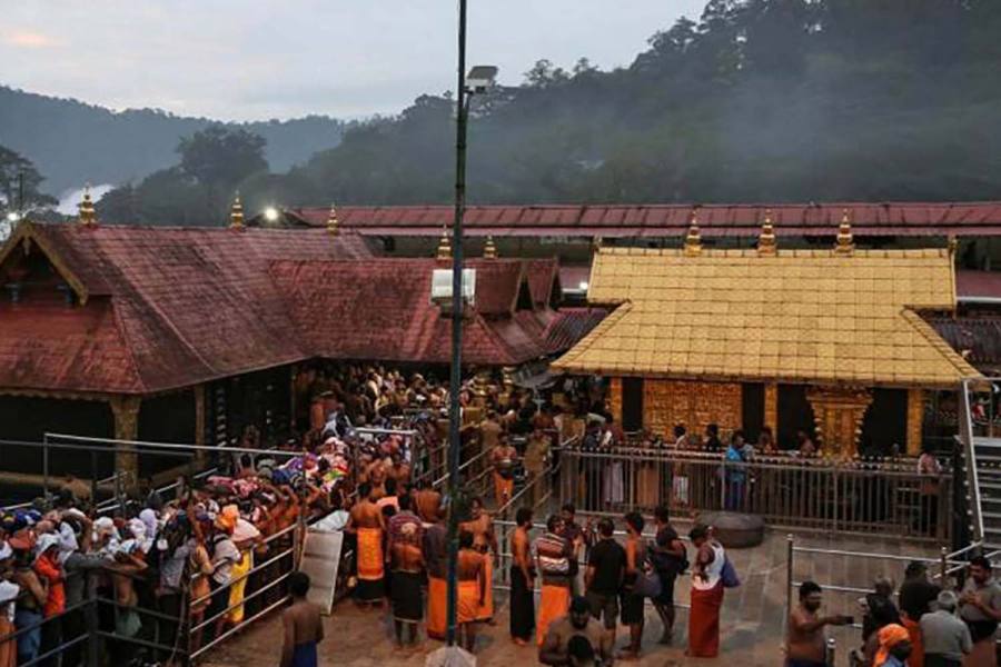 சபரிமலை ஐயப்பன் கோவில் நடை திறக்கப்பட்டது.