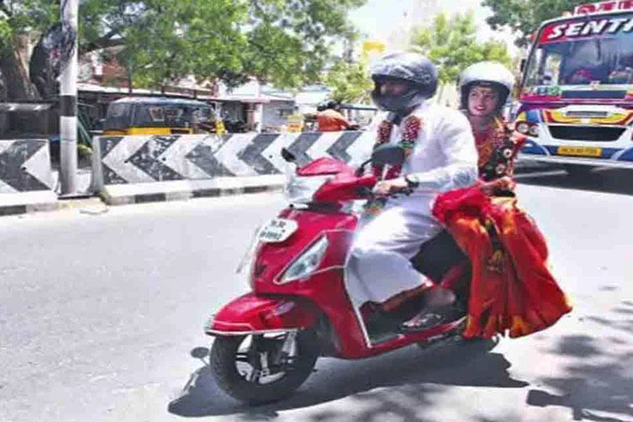 ஹெல்மெட் அணிவதன் அவசியம் குறித்து புதுமண தம்பதிகளின் மேற்கொண்ட விழிப்புணர்வு முயற்சி!