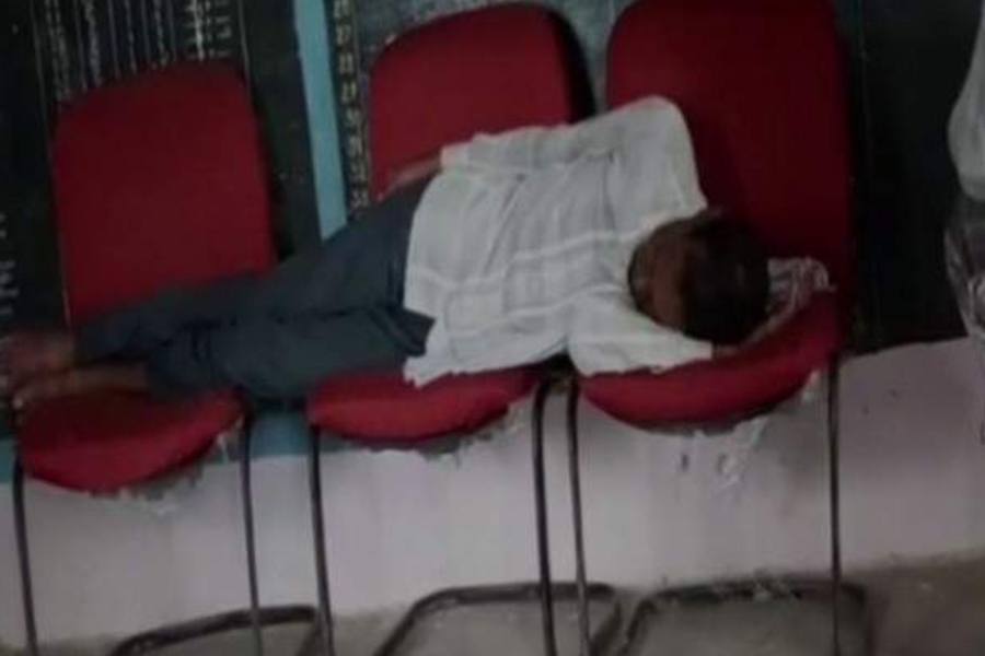 மது போதையில், பள்ளி வகுப்பில் படுத்து தூங்கிய ஆசிரியர்!