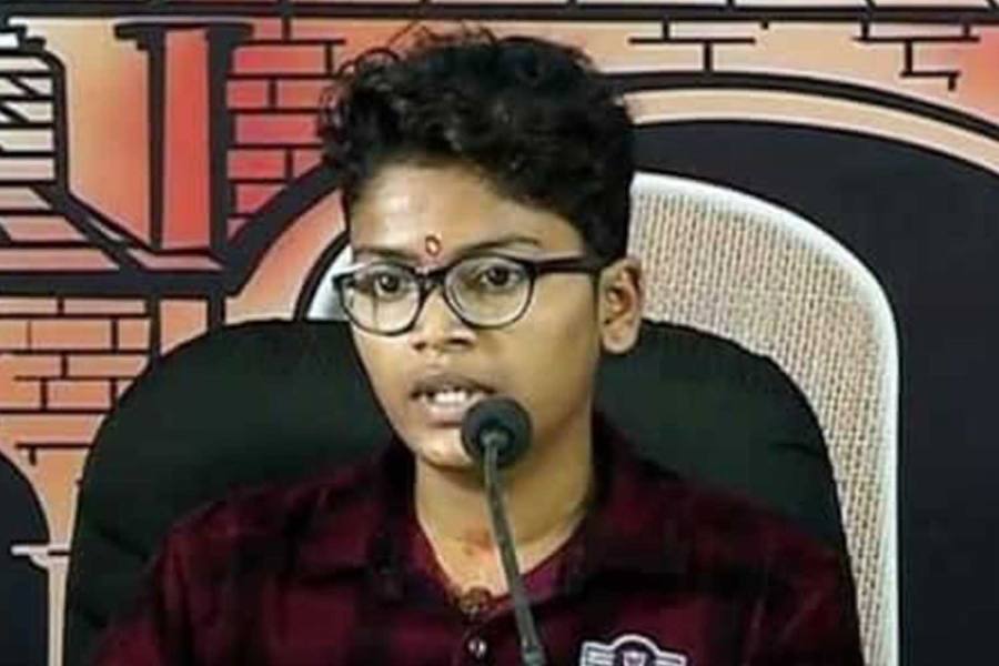 காதலுக்காக ஆணாக மாறிய இளம்பெண்!