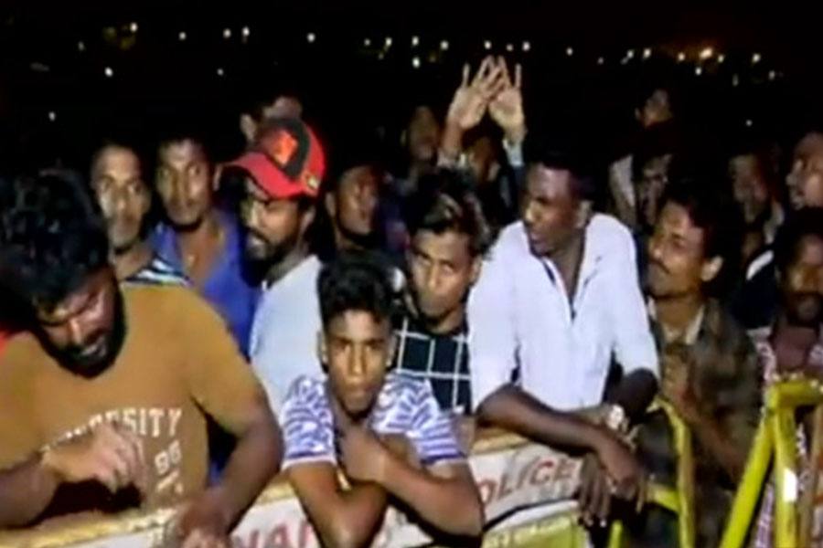 விஜயைக் காண திரண்ட ரசிகர்கள்: போலீசார் தடியடி!