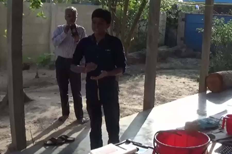 நிலத்தின் ஈரப் பதத்திற்கு ஏற்ற வகையில் தண்ணீர் பாய்ச்சும் மோட்டார் - 10ஆம் வகுப்பு மாணவன் கண்டுபிடிப்பு! 