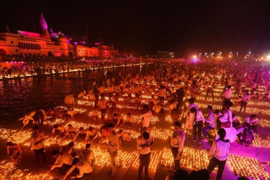 தீபாவளியை முன்னிட்டு அயோத்தியில் 5½ லட்சம் விளக்குகள் ஏற்றப்பட்டன கின்னஸ் சாதனை முயற்சி!