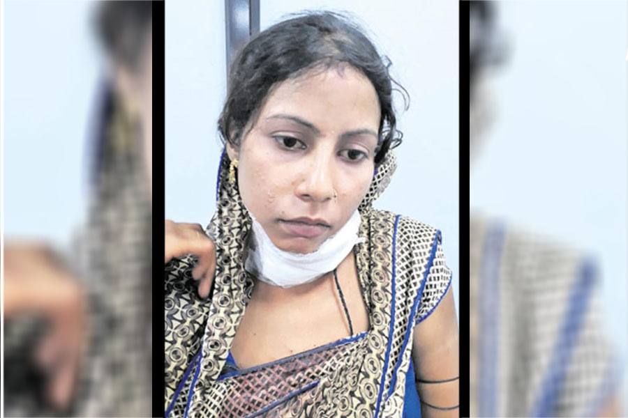 மகனின் கழுத்தை அறுத்துவிட்டு தற்கொலைக்கு முயன்ற தாய்! 