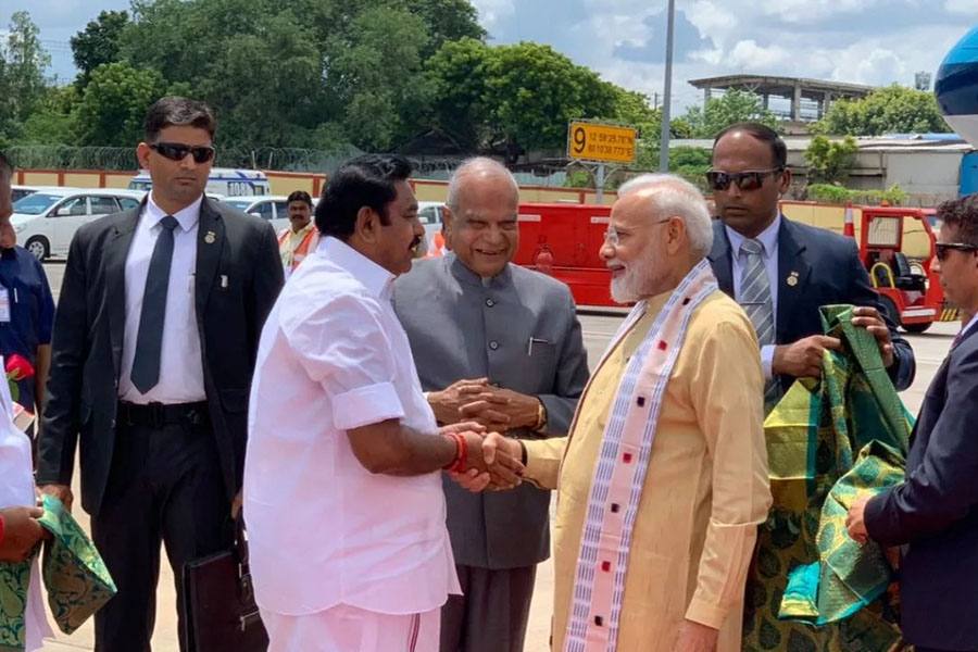 சென்னை வந்த பிரதமர் மோடிக்கு விமான நிலையத்தில் உற்சாக வரவேற்பு!