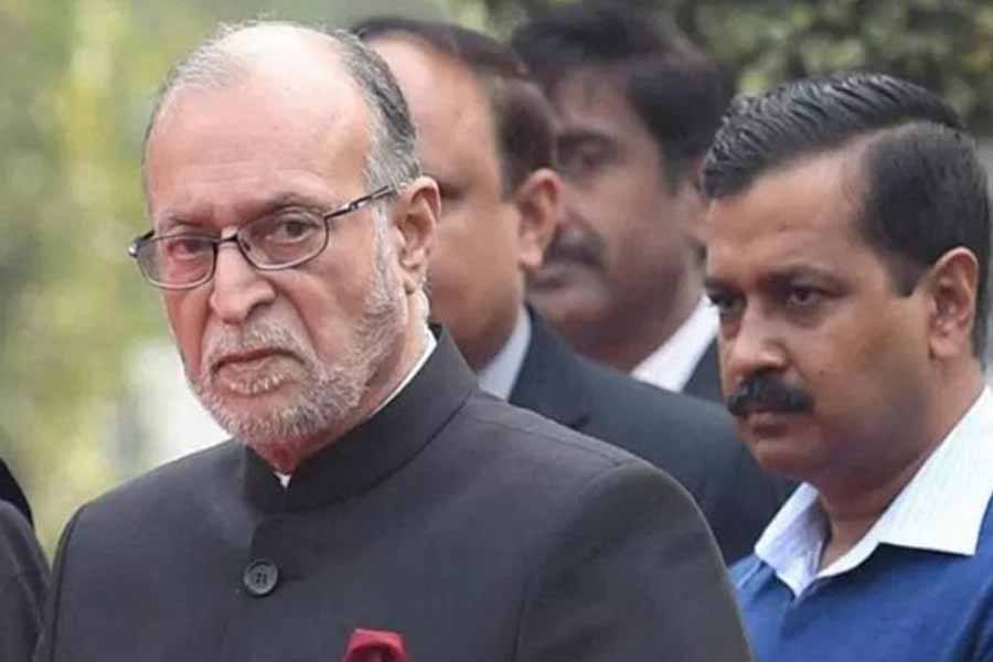 டெல்லி முதலமைச்சர், துணை நிலை ஆளுநர் மோதல் வழக்கில் உச்ச நீதிமன்றம் மாறுபட்ட தீர்ப்பால் வழக்கு 3 நீதிபதிகள் கொண்ட அமர்வுக்கு மாற்றம்!