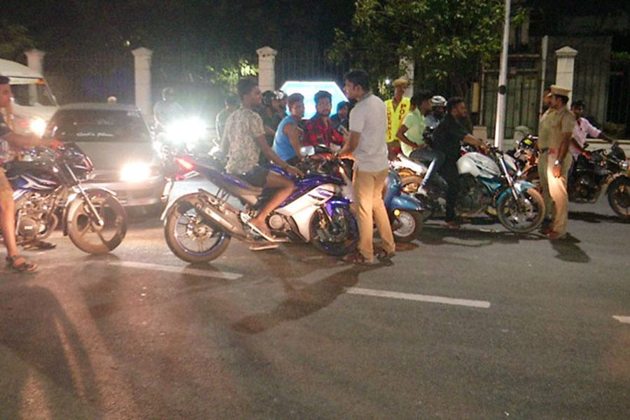 சென்னையில் போலீசார் எச்சரிக்கையை மீறி பைக் ரேசில் ஈடுபட்ட 15 இளைஞர்கள் மீது வழக்குப்பதிவு!