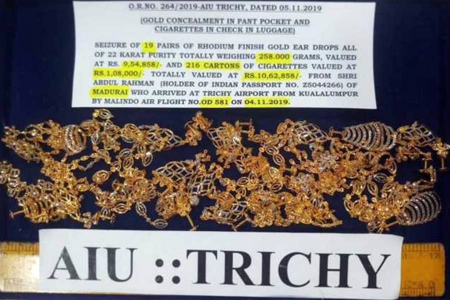 திருச்சி விமான நிலையத்தில் ரூ.10 லட்சம் மதிப்புள்ள தங்க நகைகள் மற்றும் சிகரெட் பாக்கெட்டுகள் பறிமுதல்