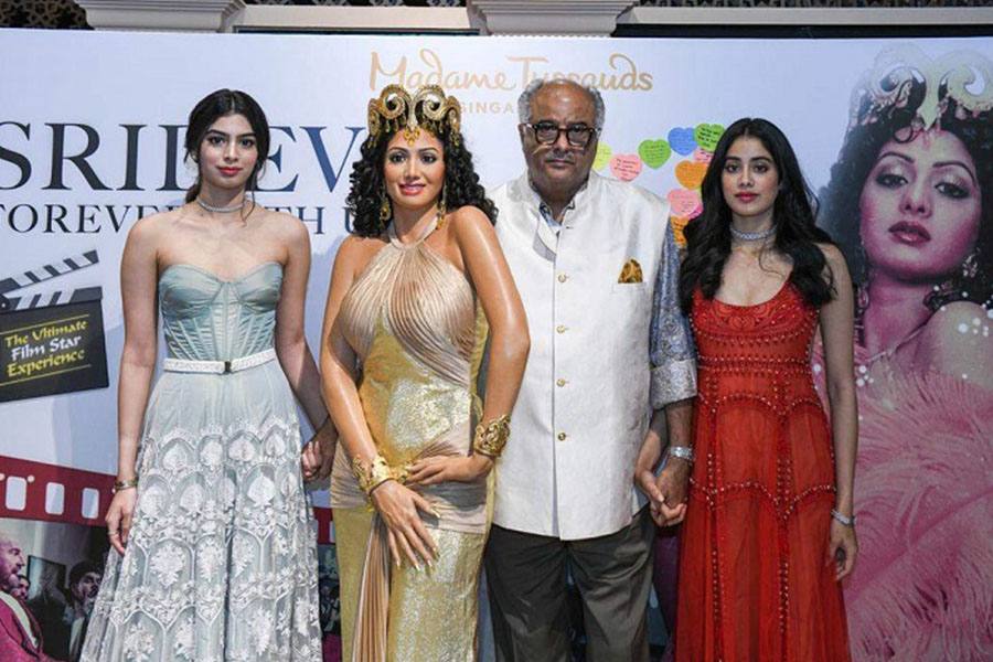 சிங்கப்பூரில் உள்ள ‘மேடம் துசாட்ஸ்’ மெழுகு அருங்காட்சியகாதில் மறைந்த முன்னாள் நடிகை ஸ்ரீதேவியின் சிலை!