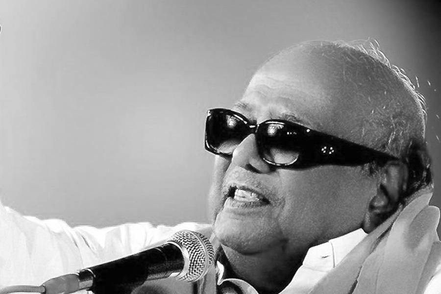 கருணாநிதியின் சிலை டிசம்பர் 16-ஆம் தேதி நிறுவப்படுகிறது.