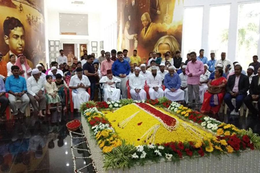 கலாமின் நினைவிடத்தில் குடும்பத்தினர், மாணவர்கள் மற்றும் பொதுமக்கள் அஞ்சலி!