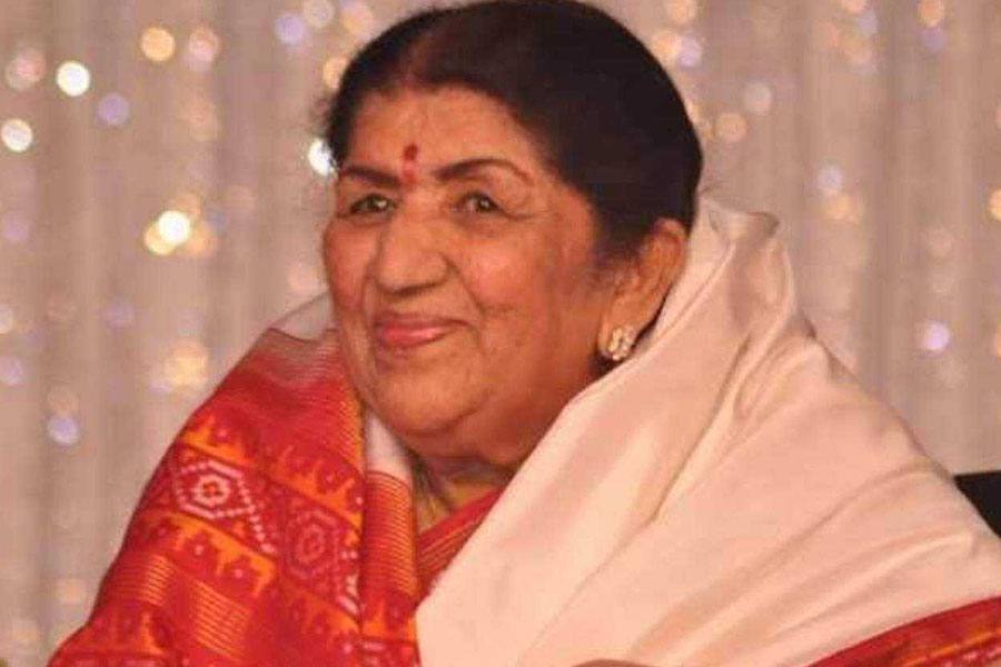 பிரபல பின்னணி பாடகி லதா மங்கேஷ்கர் மருத்துவமனையில் அனுமதி!