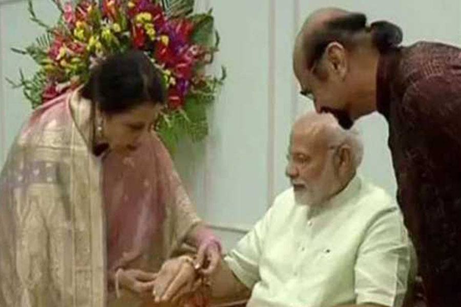 பிரதமர் மோடிக்கு 24 ஆண்டுகளாக ராக்கி கட்டும் பாகிஸ்தானிய சகோதரி!