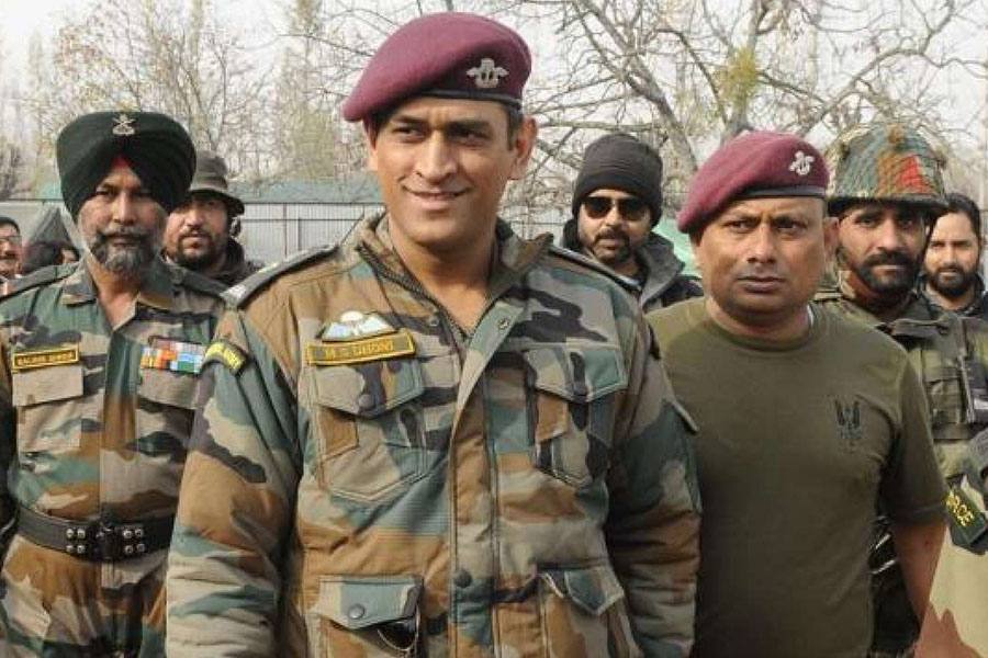 இந்திய ராணுவத்தில் இணைந்து பயிற்சி பெற தோனிக்கு ராணுவ தளபதி பிபின் ராவத் அனுமதி!