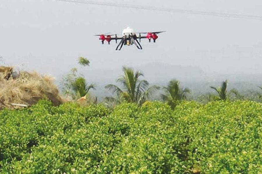 இஸ்ரோ மைய வளாகத்தில் குட்டி விமானம் பறந்ததால் பரபரப்பு, இதுகுறித்து போலீசில் புகார் அளிக்கப்பட்டது.